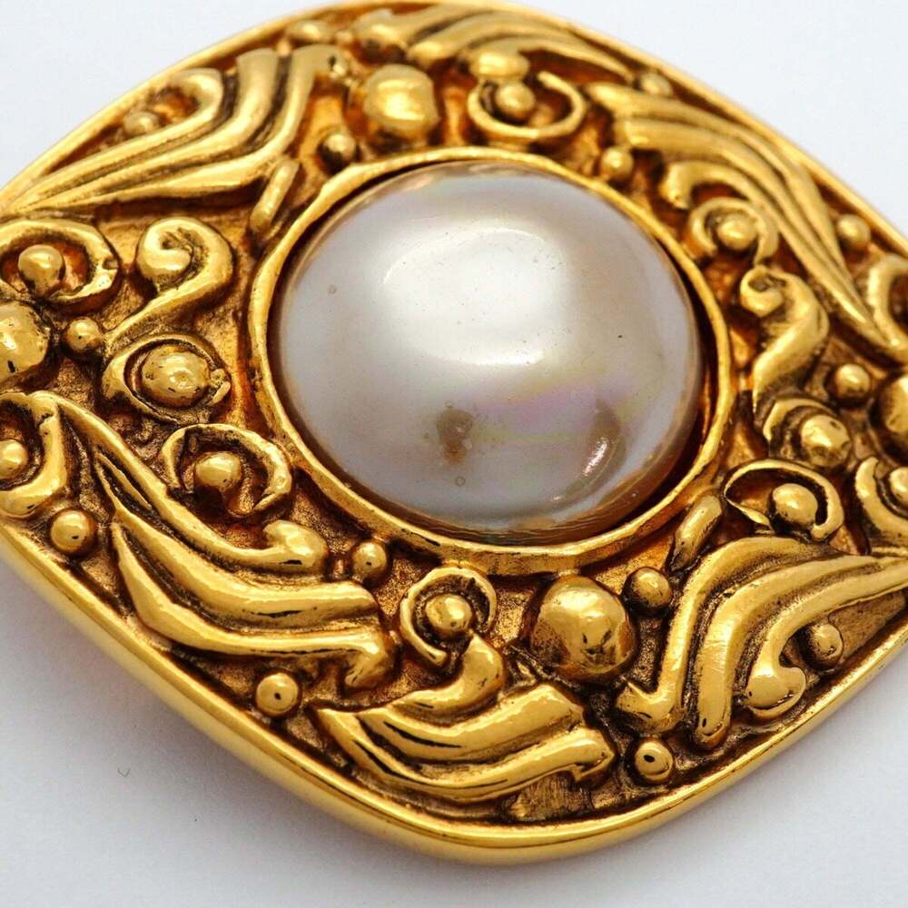 CHANEL Gold Pearl Brooch - Picture 7 of 9
